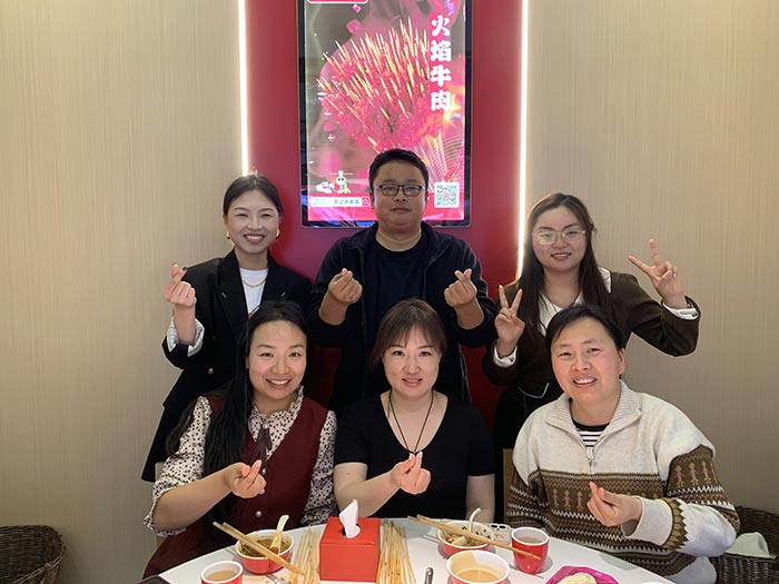 豐盛佳肴聚一堂，團(tuán)建聚餐喜氣洋洋。讓我們齊聚力量，砥礪前行！