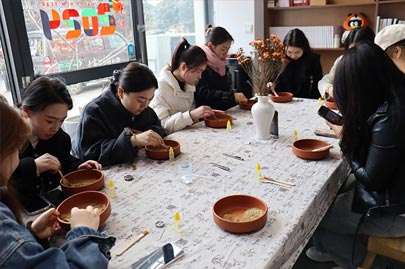 河南賽諾威全體女同事“甜蜜女神節(jié)，藝術(shù)DIY”活動(dòng)慶祝3月8日女神節(jié)快樂(lè)！